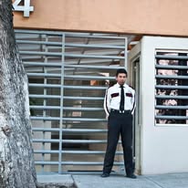 Guardia de seguridad en acceso residencial